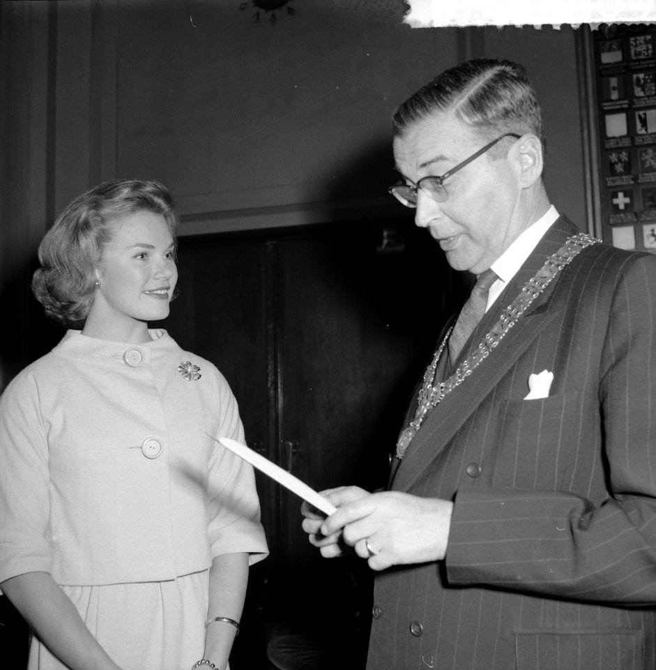 Burgemeester Van Hall ontvangt de New York hostess op het stadhuis Peggy Jaco, Bestanddeelnr 912-3309