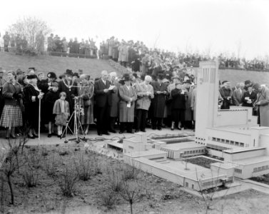 Burgemeester van Kolfschoten opent Madurodam met burgemeester Boot, Bestanddeelnr 908-4670