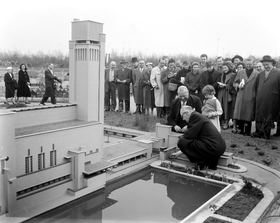 Burgemeester van Kolfschoten opent Madurodam met burgemeester Boot, Bestanddeelnr 908-4669