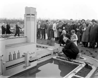 Burgemeester van Kolfschoten opent Madurodam met burgemeester Boot, Bestanddeelnr 908-4669