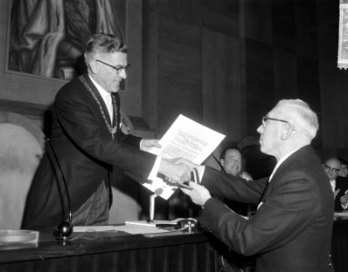 Burgemeester W. Thomassen afscheid genomen van Enschede loco-burgemeester J. Hor, Bestanddeelnr 917-6478
