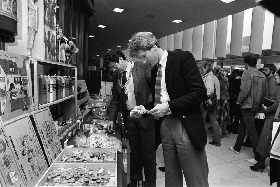 Burgemeester Van Thijn en wethouder Wolffensperger bij stand op onderwijstentoon, Bestanddeelnr 932-8789