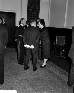 Burgemeester Van Hall ontving op het stadhuis Rear Admiral Twiss van het convooi, Bestanddeelnr 914-4784