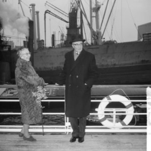 Burgemeester Van Walsum neemt afscheid van Rotterdamse haven, de heer en mevrouw, Bestanddeelnr 917-4633