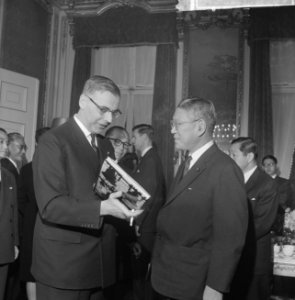 Burgemeester Van Hall ontvangt premier Ikeda van Japan in zijn ambtswoning, Bestanddeelnr 914-5353