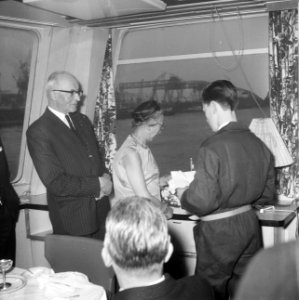 Burgemeester Van Walsum neemt afscheid van Rotterdamse haven, aanbieden geschenk, Bestanddeelnr 917-4626