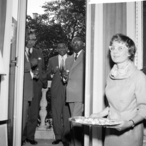 Burgemeester Van Hall ontvangt in de ambtswoning leden Suriname en Antilliaanse , Bestanddeelnr 911-2793