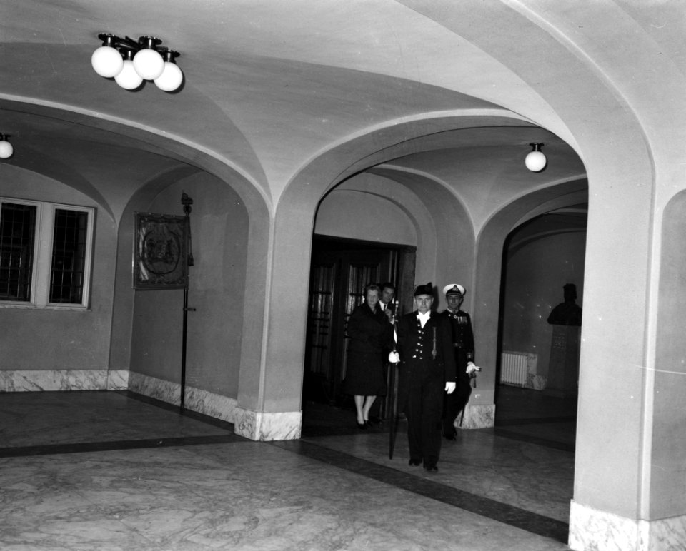 Burgemeester Van Hall ontving op het stadhuis Rear Admiral Twiss van het convooi, Bestanddeelnr 914-4781