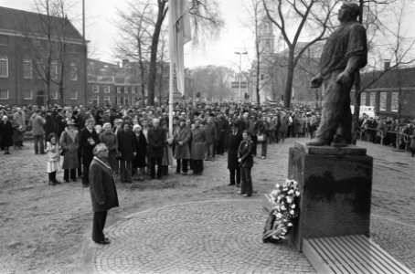 Burgemeester Wim Polak (links), die de eerste krans legde, Bestanddeelnr 930-1356