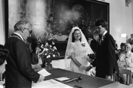 Burgemeester Wim Polak voltrekt het eerste huwelijk in het Amsterdams West-Indis, Bestanddeelnr 931-6533