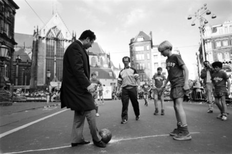 Burgemeester Van Thijn verricht aftrap finale Amsterdam straatvoetbal kamp op de, Bestanddeelnr 933-1284