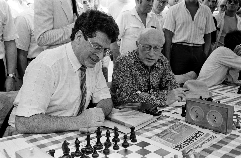 Burgemeester Van Thijn (l) en oud-burgemeester Samkalden achter het schaakbord, Bestanddeelnr 932-6451