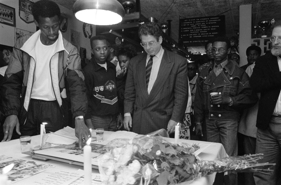 Burgemeester Van Thijn bezoekt café De Draver in Amsterdam-Oost, Bestanddeelnr 934-4661