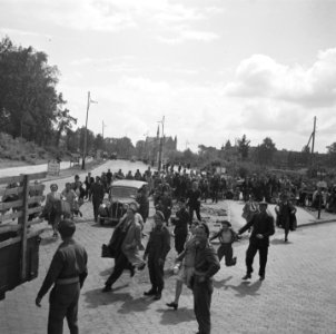 Burgers rennen naar een vrachtwagen, Bestanddeelnr 900-6226