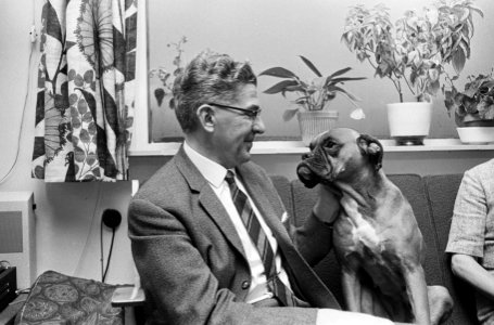 Burgemeester van Rotterdam W. Thomassen met zijn hond, Bestanddeelnr 917-4364