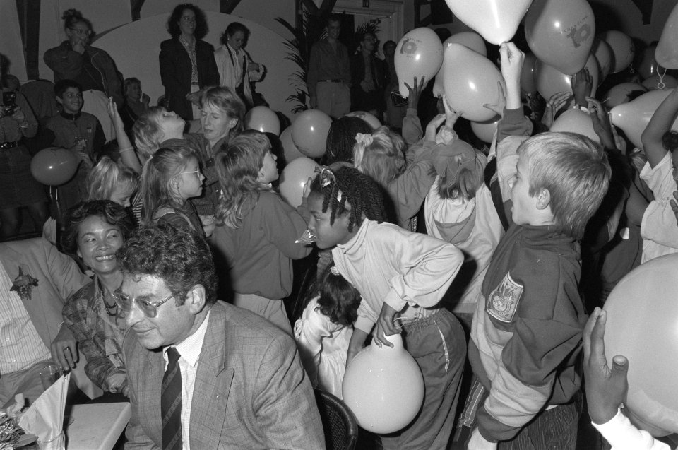 Burgemeester Van Thijn bij viering 10-jarig bestaan Jeugdtheater De Krakeling, Bestanddeelnr 934-3404