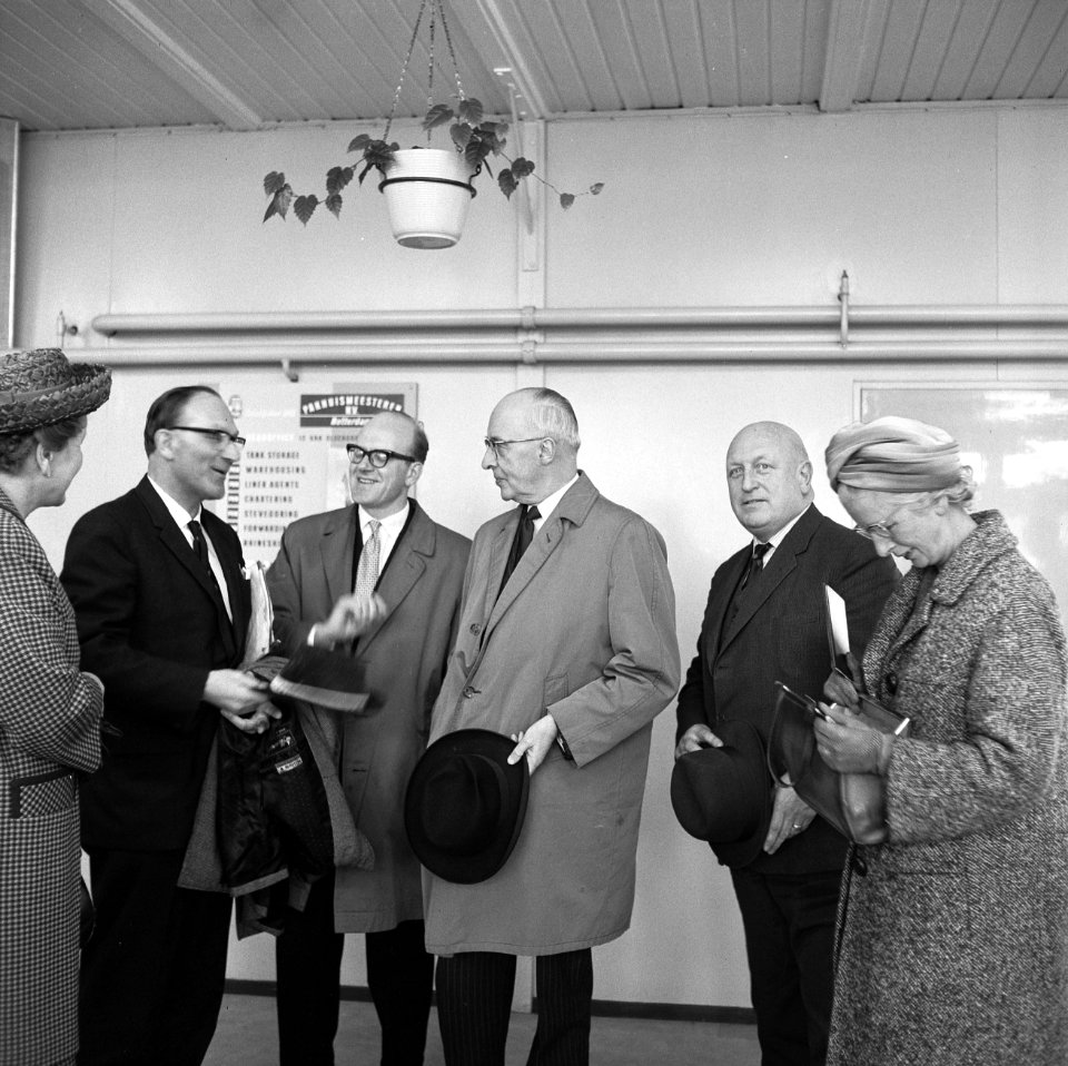 Burgemeester Van Walsum van Rotterdam op Zestienhoven om burgemeester van Southa, Bestanddeelnr 916-3335