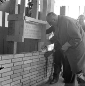 Burgemeester van Walsum tijdens zijn metselwerk, Bestanddeelnr 912-4972