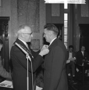 Burgemeester Van Walsum reikt lintje uit, Bestanddeelnr 913-8504