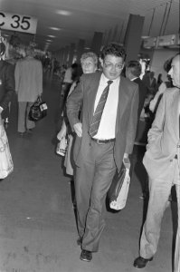 Burgemeester Van Thijn terug uit Madrid aankomst op Schiphol, Bestanddeelnr 933-0904