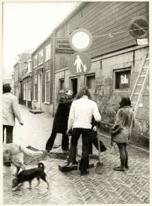 Burgerinitiatief Bewoners sluiten, om sluipverkeer teweren, hun straat af.Ravelingsteeg bij het Groot Heiligland. NL-HlmNHA 54003776