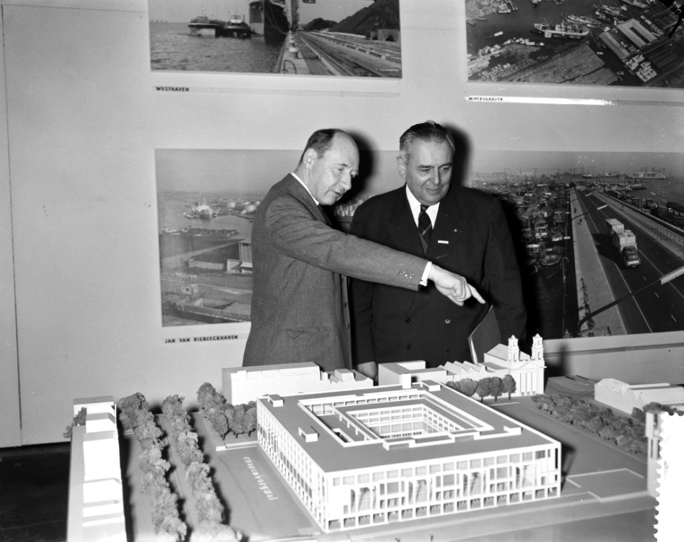 Burgemeester van Toulouse bezoekt Amsterdam, ir L H J Angenot toont burgemee, Bestanddeelnr 912-1182