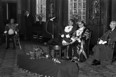 Burgemeester van Londen en Burgemeester Samkalden (links) in stadhuis, Bestanddeelnr 926-4409
