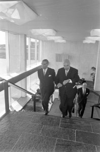 Burgemeester Van Hall tijdens openingstoespraak bij NV Ned. Loyd te Amsterdam, Bestanddeelnr 920-3103