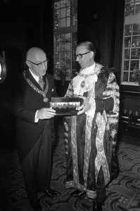 Burgemeester van Londen en Burgemeester Samkalden (links) in stadhuis, Bestanddeelnr 926-4406