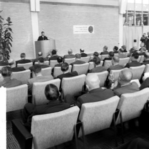 Burgemeester Van Hall tijdens de openingsrondgang van de Herenmodebeurs in de RA, Bestanddeelnr 914-2626