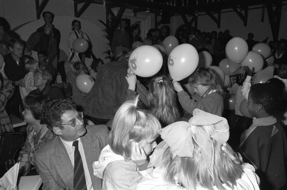Burgemeester Van Thijn bij viering 10-jarig bestaan Jeugdtheater De Krakeling, Bestanddeelnr 934-3405