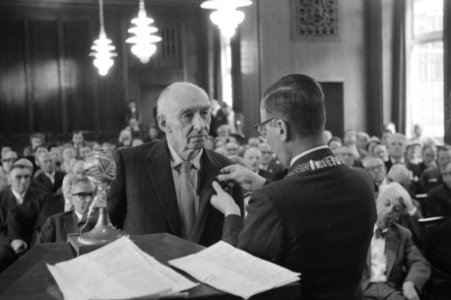 Burgemeester Van Hall reikt Koninklijke onderscheiding uit in het stadhuis te Am, Bestanddeelnr 911-1991