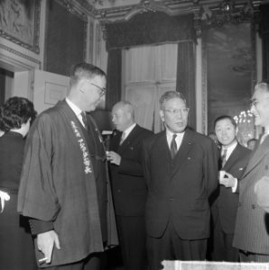 Burgemeester Van Hall ontvangt premier Ikeda van Japan in zijn ambtswoning, Bestanddeelnr 914-5354