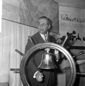 Burgemeester Van Hall terwijl hij vermoedelijk de openingsceremonie verricht, st, Bestanddeelnr 918-3145