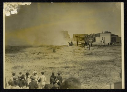 Burgers blussen een vuur op een open vlakte., Bestanddeelnr 158-1239