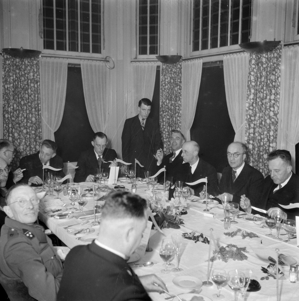 Burgers en een militair tijdens een feestelijk diner waarbij journalistschrijve, Bestanddeelnr 255-9051