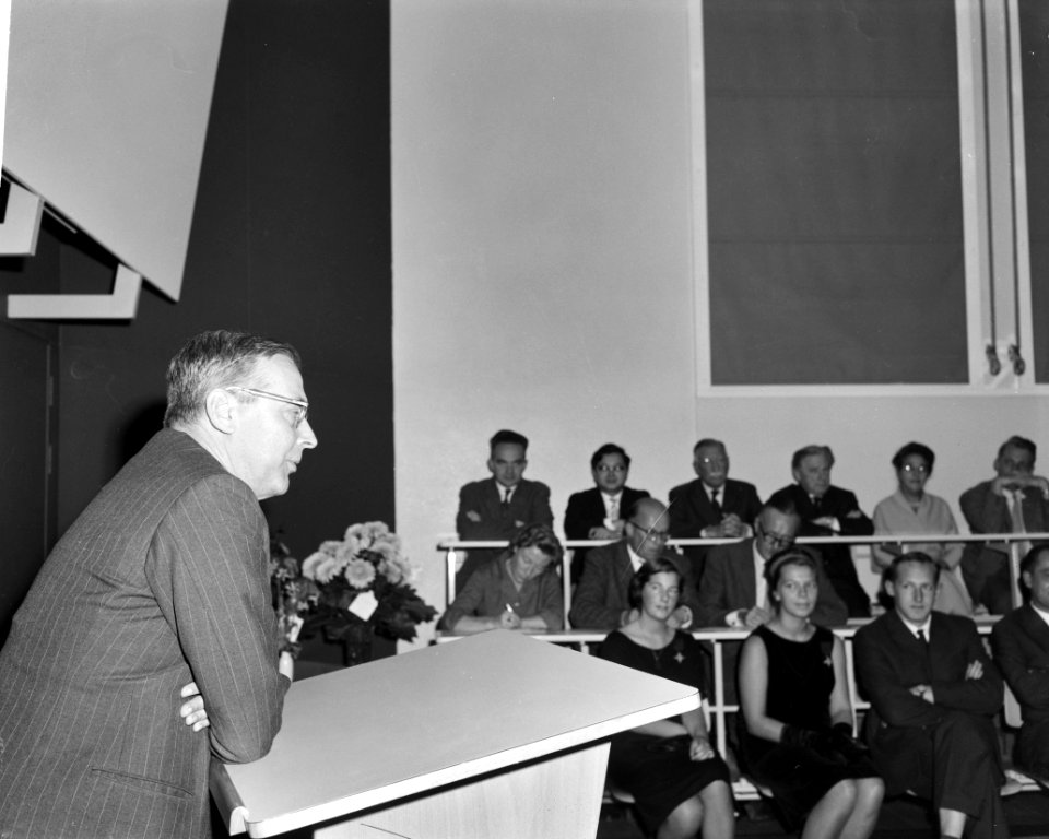 Burgemeester van Hall stelt de nieuwe collegezaal voor de Universiteit in Amster, Bestanddeelnr 914-3945