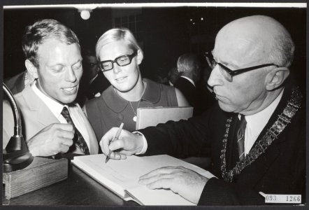 Burgemeesters, ontvangsten, medailles, boeken, sporters, Kok Mw A., Wienese J., Bestanddeelnr 093-1266