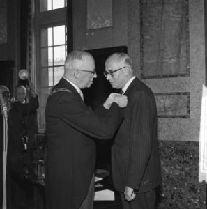 Burgemeester Van Walsum reikt lintje uit, Bestanddeelnr 913-8501