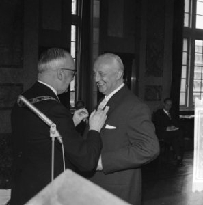 Burgemeester Van Walsum reikt lintje uit, Bestanddeelnr 913-8502