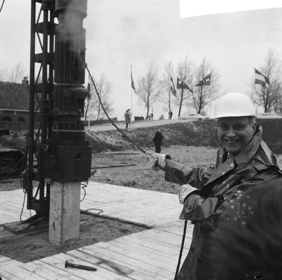 Burgemeester Van Hall slaat eerste paal in de Bijlmermeer, Bestanddeelnr 918-9191