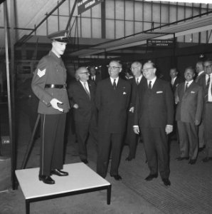 Burgemeester Van Hall tijdens de openingsrondgang van de Herenmodebeurs in de RA, Bestanddeelnr 914-2623