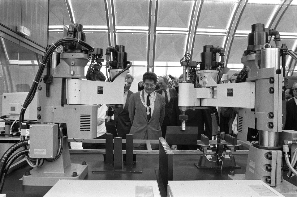 Burgemeester Van Thijn opent computerexpositite EXHIBIT voor jongeren burgemees, Bestanddeelnr 933-2886