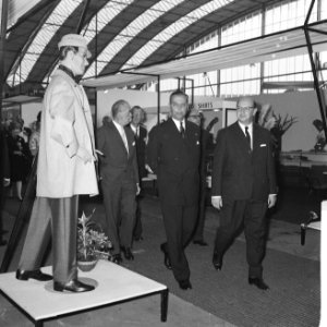Burgemeester Van Hall tijdens de openingsrondgang van de Herenmodebeurs in de RA, Bestanddeelnr 914-2625