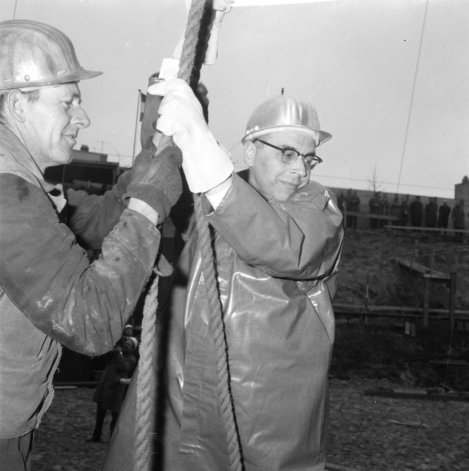 Burgemeester Van Hall slaat eerste paal voor Het Parool, Bestanddeelnr 913-7590