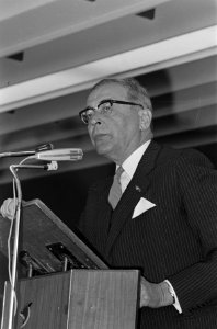 Burgemeester Van Hall tijdens openingstoespraak bij NV Ned. Loyd te Amsterdam, V, Bestanddeelnr 920-3104