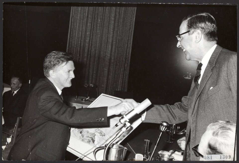 Burgemeester Van Hall reikt de Persprijs 1963 uit aan de Amsterdamse journalist , Bestanddeelnr 081-1309