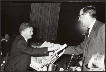 Burgemeester Van Hall reikt de Persprijs 1963 uit aan de Amsterdamse journalist , Bestanddeelnr 081-1309