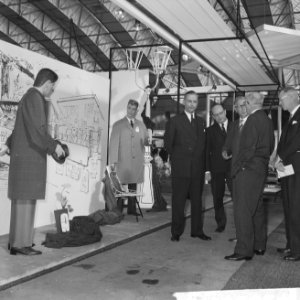 Burgemeester Van Hall tijdens de openingsrondgang van de Herenmodebeurs in de RA, Bestanddeelnr 914-2624