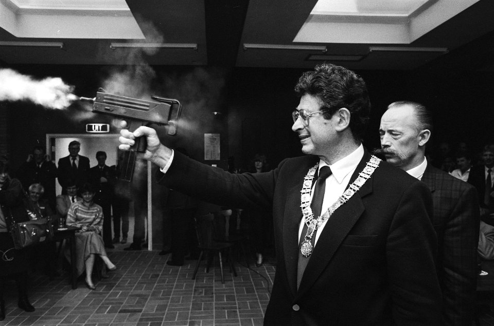 Burgemeester Van Thijn opent politiesocieteit met machinepistool, Bestanddeelnr 933-3365